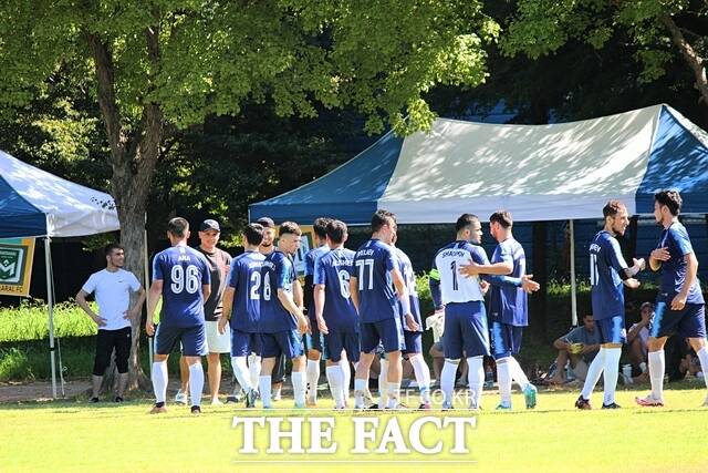 첫 승을 따낸 후 동료들과 기쁨을 나누고 있는 카자흐스탄 충북 마오타랄 FC 선수들 / 광주 = 나윤상 기자