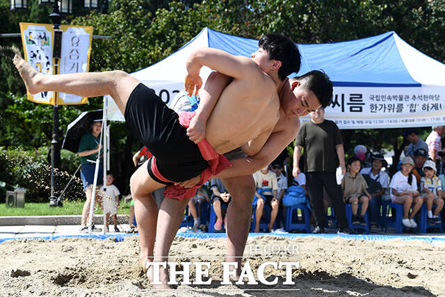 한가위배 씨름대회에서 씨름 시범을 보이고 있다.