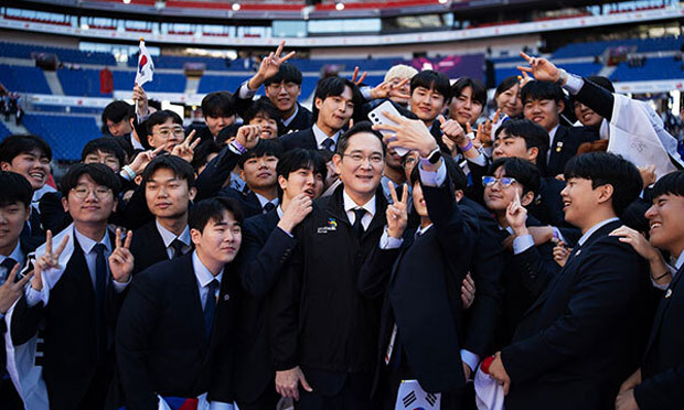 이재용 삼성전자 회장(가운데)이 지난 15일(현지시간) 2024 리옹 국제기능올림픽 폐회식에서 한국 대표팀 선수들과 기념 촬영을 하고 있다. /삼성전자