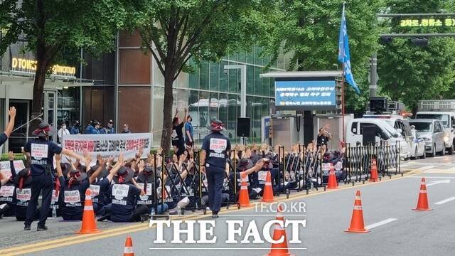 고려아연 노동조합 70여명이 19일 오전 서울 광화문 MBK 본사앞에서 MBK 자본을 규탄하는 집회를 진행하고 있다. /고려아연 노조