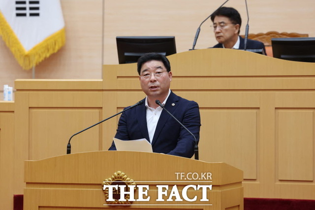 교육부 왜곡 교과서 규탄 결의안을 대표발의한 신민호 도의원(민주당·순천6)이 19일 전남도의회 제384회 임시회 제5차 본회의에서 “역사 왜곡은 대한민국의 민주적 정체성과 역사적 진실을 위협하는 심각한 문제”라고 비판하고 있다./무안=홍정열 기자