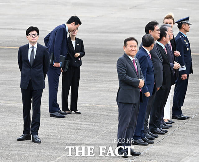 19일 오전 경기 성남시 서울공항에서 이상민 행정안전부 장관과 정진석 비서실장, 홍철호 대통령실 정무수석 등 참모진들이 체코 순방을 앞둔 윤석열 대통령을 기다리며 도열한 가운데, 한동훈 국민의힘 대표(왼쪽)가 자리를 이탈해 서 있다. /서울공항=이새롬 기자