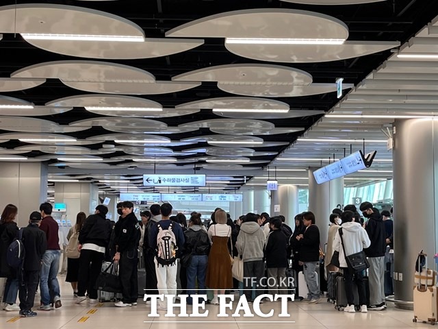 국토교통부가 항공기 미탑승 승객이 여객공항 사용료를 환급받을 수 있게 하는 공항시설법 개정안을 다음달까지 입법예고한다고 19일 밝혔다. /더팩트 DB