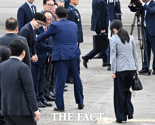 한동훈 국민의힘 대표(왼쪽)가 19일 오전 경기 성남시 서울공항에서 윤석열 대통령(가운데)와 체코 순방길에 오르는 김건희 여사(오른쪽)에게 목례하고 있다. /서울공항=이새롬 기자