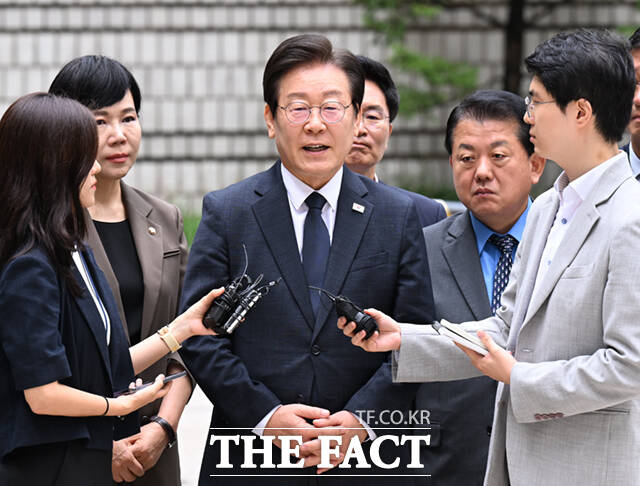 검찰이 공직선거법 위반 혐의로 이재명 대표에게 징역 2년형을 구형하자 더불어민주당은 20일 검찰독재정권의 든든한 사냥개 역할에만 집중했다며 날 선 반응을 보였다. 이날 법원에 출석하는 이 대표의 모습. /이새롬 기자