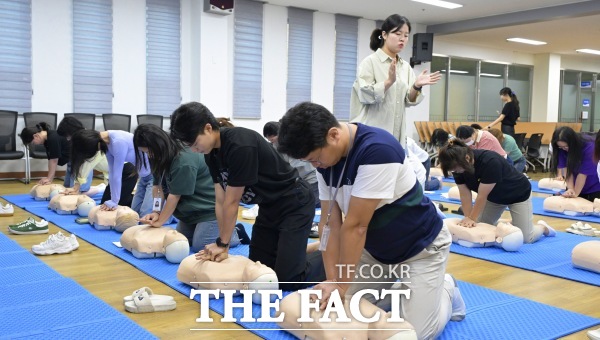 순창군이 지난 20일 노인회관에서 시니어클럽 직원들을 대상으로 위기상황에 따른 응급처치 교육을 실시하고 있다. /순창군