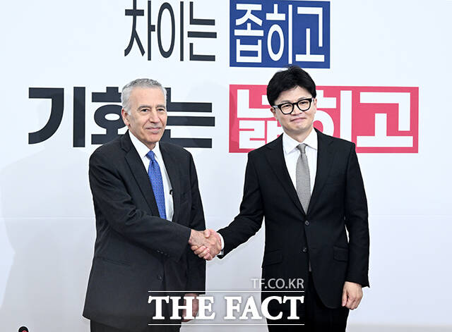 한동훈 국민의힘 대표와 필립 골드버그 주한미국대사(왼쪽)가 20일 오후 서울 여의도 국회에서 만나 악수를 하고 있다. /국회=배정한 기자