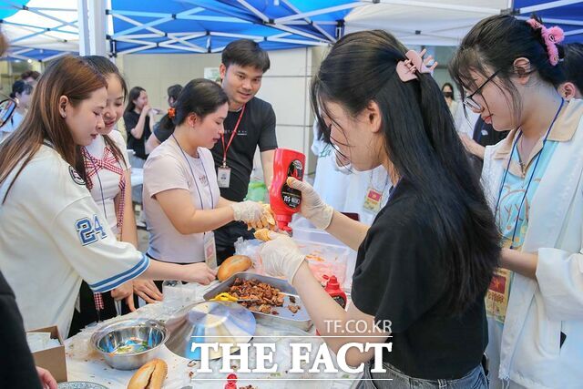 목원대 스톡스광장에서 열린 ‘2024 외국인 유학생 세계음식문화축제’ 모습. /목원대