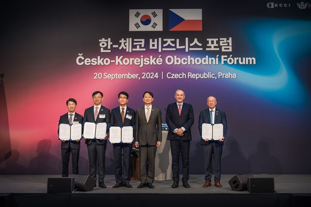 왼쪽부터 한국자동차연구원 나승식 원장, 한국산업기술평가원 전윤종 원장, 현대차 전략기획실 김동욱 부사장, 산업통상자원부 안덕근 장관, 체코 산업통상부 요제프 시켈라 장관, 체코 오스트라바 공대 바츨라프 스나셀 총장. /대한상공회의소