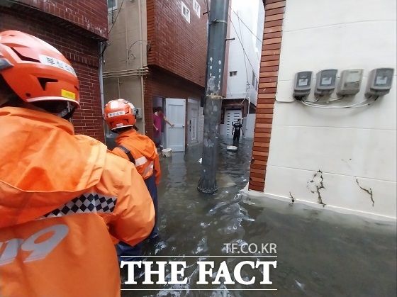 21일 부산에 폭우가 쏟아져 크고 작은 비 피해가 잇따랐다./부산소방재난본부