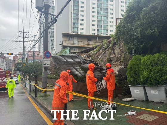 21일 부산에 폭우가 쏟아져 크고 작은 비 피해가 잇따랐다./부산소방재난본부