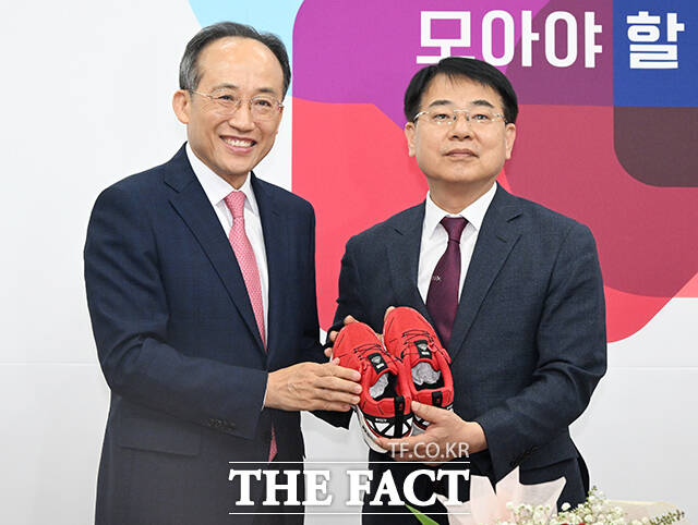 추경호 원내대표에게 운동화 선물 받는 윤일현 부산광역시 금정구천장 후보자.