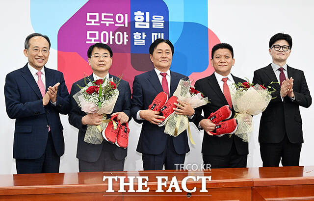 기념사진 촬영하는 추경호 원내대표, 윤일현 부산광역시 금정구천장 후보자, 박용철 인천광역시 강화군수 후보자, 최봉의 전남 곡성군수 후보자, 한 대표.