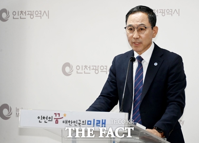 김상길 인천시 재정기획관이 24일 시청 브리핑룸에서 재정기획관실 소관 현안과 관련해 기자브리핑을 하고 있다./인천시