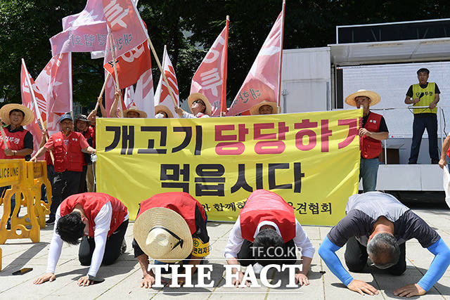 24일 대한육견협회 회원들이 정부의 개 식용 종식 위원회 기본 계획 의결을 규탄하고 정당한 보상을 촉구했다. /서예원 기자