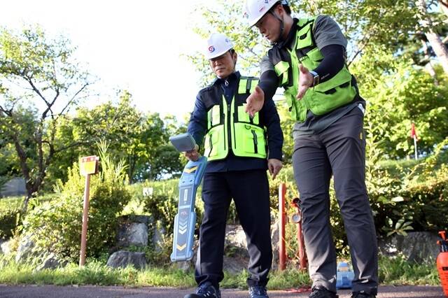 박경국 한국가스안전공사 사장(왼쪽)이 서울의 송유관 정밀안전진단 현장을 찾아 송유관의 안전성을 점검하고 있다. /한국가스안전공사