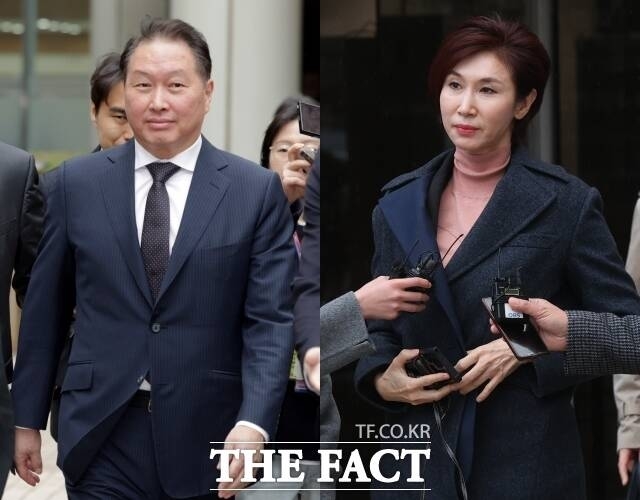 검찰이 최태원 SK그룹 회장과 노소영 아트센터 나비 관장의 이혼 소송에서 나온 노태우 전 대통령의 300억원 비자금 진위에 대한 수사에 착수했다. 최태원 SK그룹 회장과 노소영 아트센터 나비 관장이 지난 3월 서울고등법원에서 열린 이혼 소송 2심 첫 변론기일에 출석한 뒤 법원을 나서고 있다. /이새롬 기자