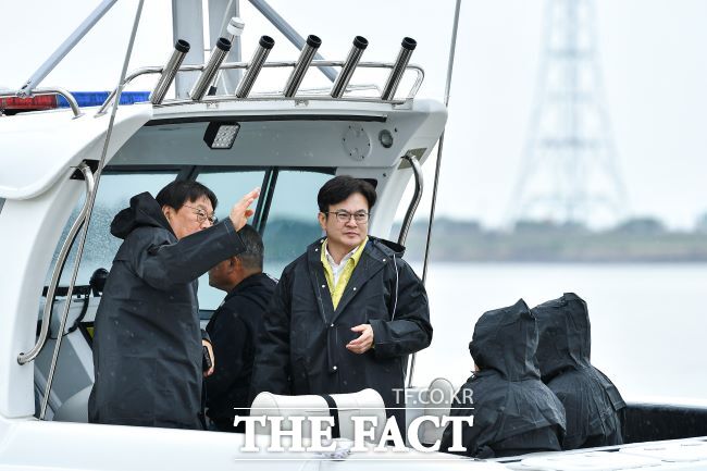 김병수 김포시장이 최근 아라마리나 현장 행정에 나서 현재 진행상황 등에 대해서 관계자와 의견을 나누고 있다./김포시