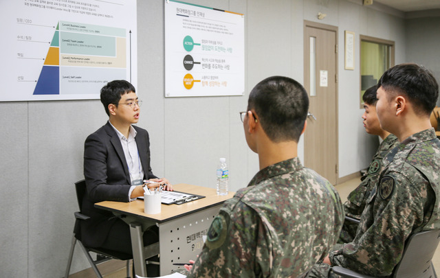 25일 서울시 강동구 현대백화점그룹 인재개발원에서 열린 조리 특기병 채용설명회에 전역 예정 장병들이 참여하고 있다. /현대그린푸드