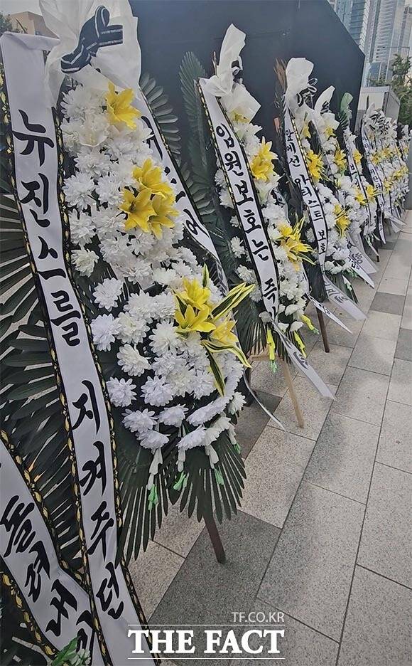 25일 오후 서울 용산 하이브 사옥 앞 거리에 뉴진스 팬들의 근조화환이 줄지어 있다. /이덕인 기자