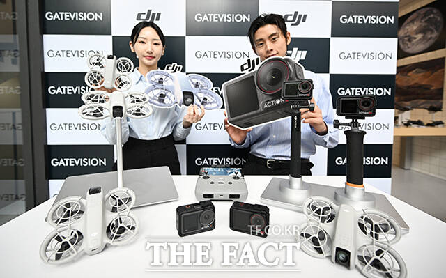 DJI 드론 신제품 DJI Neo 과 DJI 오즈모 액션5 프로 출시 론칭쇼 행사가 25일 오전 서울 강남구 DJI부띠끄 강남에서 열린 가운데 모델들이 DJI 신형 드론 DJI Neo와 DJI 오즈모 액션5 프로를 소개하고 있다. /박헌우 기자