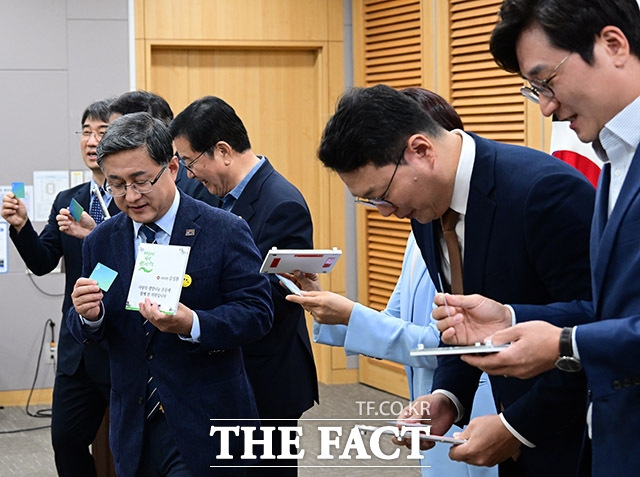 각막 기증 명패와 등록증 바라보는 김성환 더불어민주당 의원(왼쪽).