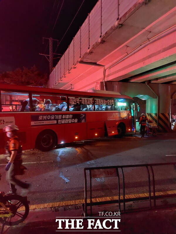 24일 오후 9시 53분 경 대전 대덕구 오정동에서 SUV 차량 1대와 시내버스가 충돌하는 사고가 발생했다. / 대전소방본부