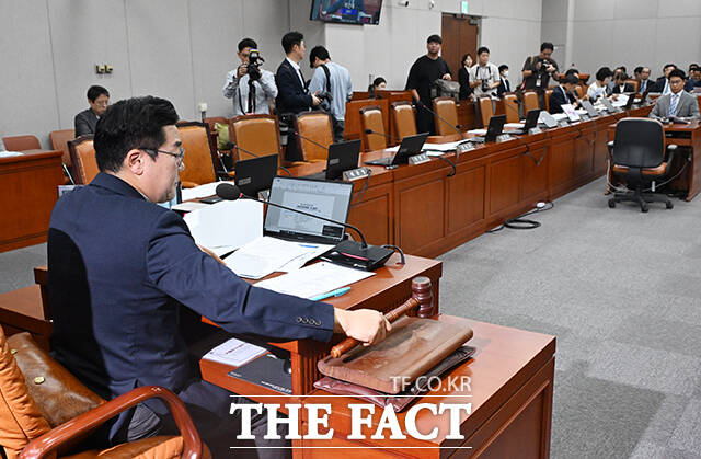 국민의힘 의원 없이 대통령의 재의요구 권한 행사에 관한 특별법안 국회운영개선소위에 회부하는 박찬대 운영위원장.