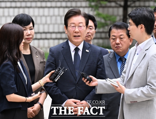 이재명 더불어민주당 대표가 지난 20일 서울 서초구 서울중앙지방법원에서 열린 故 김문기·백현동 허위 발언 관련 공직선거법 위반 1심 결심 공판에 출석하며 입장을 밝히고 있다. 검찰은 이날 재판에서 이 대표에게 징역 2년을 구형했다. /이새롬 기자