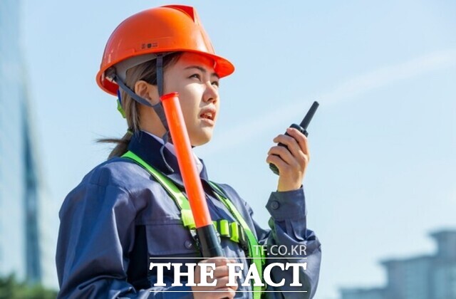 건설현장에서 여성 건설근로자가 매년 증가하고 있다. 여전히 남성 근로자보다는 압도적으로 적지만, 근무환경 개선 등이 주요 원인으로 꼽힌다. /클립아트코리아