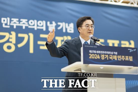 김동연 경기도지사가 현재를 경제와 민주주의가 모두 위기에 빠진 상황이라고 정의하며 해법으로 ‘사람 중심 경제(휴머노믹스)’를 제시했다./경기도