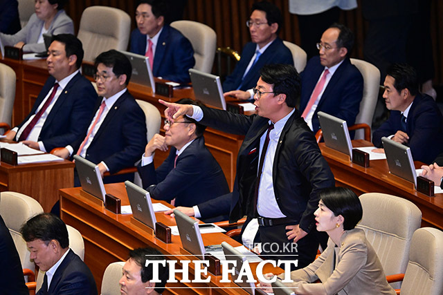 26일 오후 서울 여의도 국회에서 열린 본회의에서 곽규택 국민의힘 의원이 박성준 더불어민주당 의원의 의사진행발언에 항의하고 있다./국회=남윤호 기자