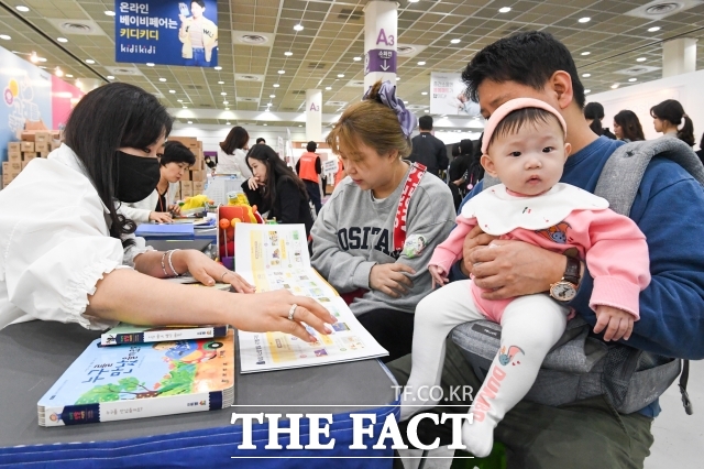 육아휴직 기간을 현행 부부합산 2년에서 3년(인당 1년→1.5년)으로 확대하는 내용 등이 담긴 남녀고용평등과 일·가정 양립지원법 개정안이 26일 국회 본회의를 통과했다. /장윤석 기자