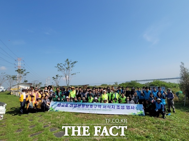 26일 당진 삽교호 소들쉼터 나무 식재 장면. /당진시