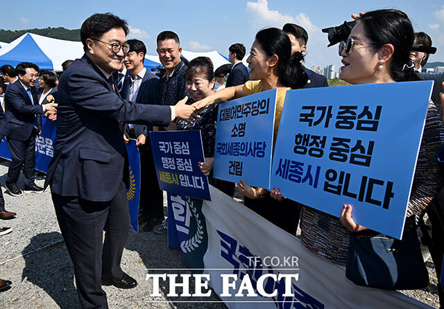 시민들과 인사하는 우원식 국회의장.