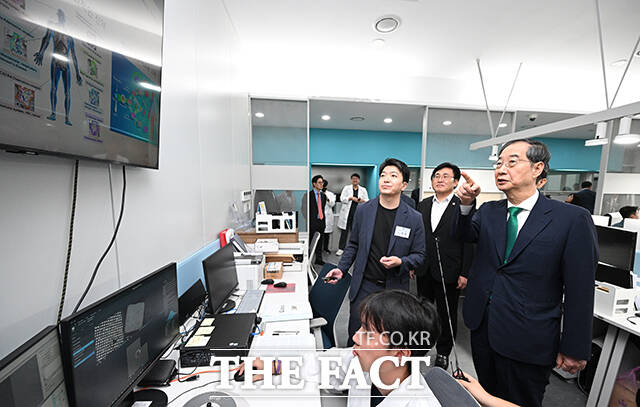 한덕수 국무총리가 27일 오전 서울 관악구 서울대학교 유전공학연구소를 방문해 노성훈 서울대학교 교수의 설명을 듣고 있다. /박헌우 기자