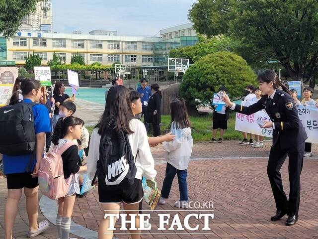 대구서부경찰서가 26일 딥페이크(허위영상물) 관련 범죄를 예방하기 위해 초등학교를 찾아 홍보활동을 하고 있다./대구서부경찰서