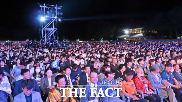 28일 부여군 제70회 백제문화제가 열린 백제문화단지에 수많은 관광객이 개막식을 보고 있다. /김형중 기자