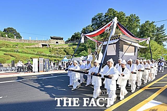 백제 무령왕을 기리고 성왕 즉위를 다룬 ‘무령왕의 길’이 제70회 백제문화제 기간인 29일 오후 공산성 성안마을에서 펼쳐진 가운데 행렬이 진행되고 있다. /공주시