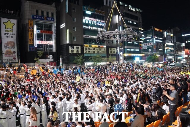 ‘천안흥타령춤축제 2024’ 다함께 흥겨운 한마당이 27일 신부동 신세계백화점 천안아산점 일대에서 펼쳐지고 있다. /천안시