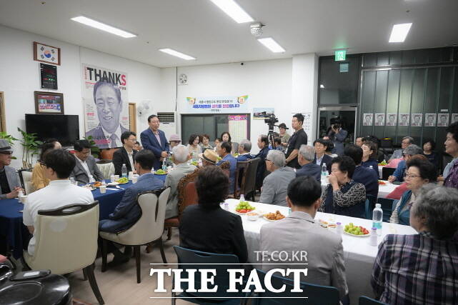 지난 27일 최민호 세종시장이 종촌동에서 ‘열두 번째 시장과 함께하는 1박2일’ 을 갖고 주민들과 의견을 나누고 있다. /세종시