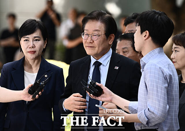 30일 검찰이 이재명 더불어민주당 대표의 위증 교사 혐의에 대해 3년을 구형하자 국민의힘은 거짓의 사슬을 끊어내기 위한 지극히 타당하고 상식적인 구형이라고 밝혔다. 사진은 지난 2018년 검사 사칭 의혹 재판에 출석한 증인에게 허위 증언을 요구한 혐의로 재판에 넘겨진 이 대표가 이날 오후 서울 서초구 서울중앙지방법원에서 열린 결심공판에 출석하는 모습. /박헌우 기자