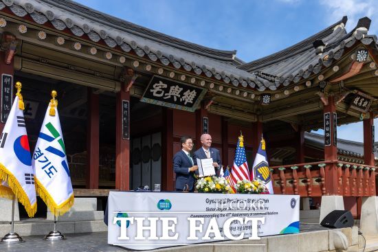 김동연 경기도지사와 스펜서 콕스 미국 유타주 지사는 30일 화성행궁 유여택에서 경기도-유타주 실행계획서(액션플랜)에 서명했다./경기도