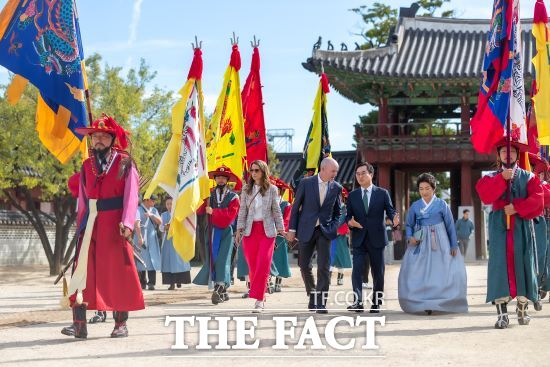 정조의 숨결이 깃든 유여택에 김동연 경기도지사 부부와 스펜서 제임스 콕스 미국 유타주지사 부부가 30일 오전 10시 전통복식을 한 기수대의 호위를 받으며 입장하는 이색 풍경이 펼쳐졌다./경기도