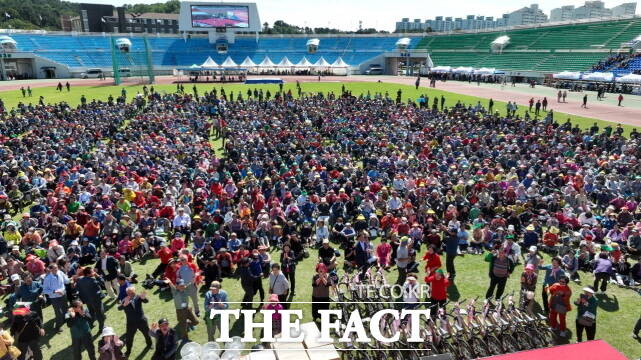 2일 논산시민운동장에서 ‘행복대학 축제와 함께하는 제28회 논산시 어르신의 날’이 열리고 있다. /논산시