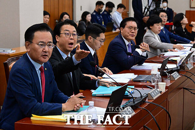 이날 국민의힘 의원들이 정청래 위원장의 회의 진행 등과 관련해 항의하는 모습.