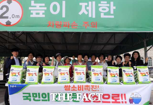 2일 대전 탄동농협이 취약 계층 등 어려운 이웃에게 전달할 사랑의 쌀 나눔 행사를 진행하고 있다. /대전농협