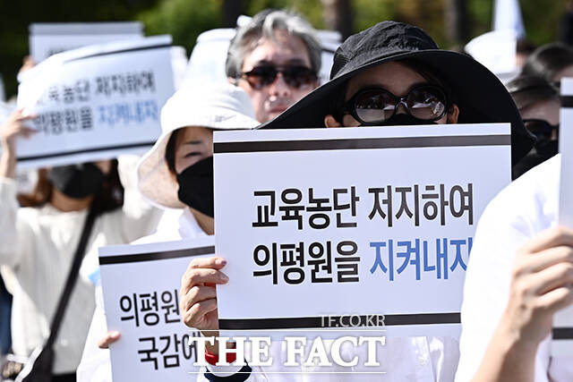 전국의과대학교수 비상대책위원회 회원이 3일 오후 서울 용산 대통령실 앞에서 열린 전국 의과대학 교수 결의대회에 참석해 피켓을 들고 있다. /박헌우 기자