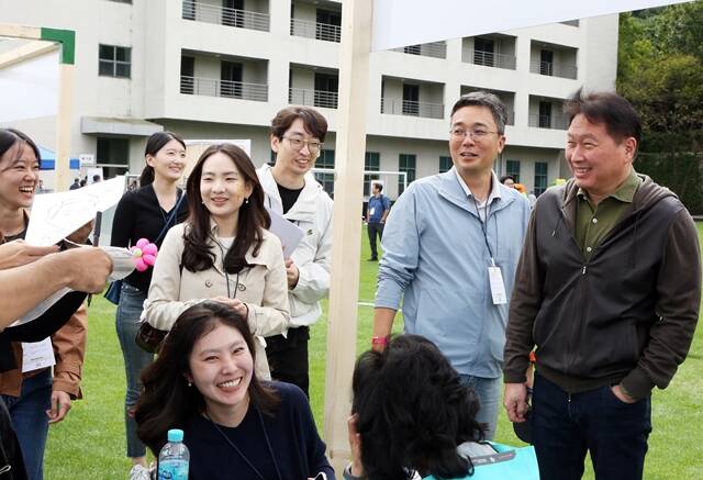 최태원 SK그룹 회장이 김유석 한국고등교육재단 대표(오른쪽에서 두 번째) 등 홈커밍데이 참석자들과 대화를 나누고 있다. /SK그룹