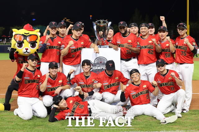 기아가 오는 31일까지 프로야구(KBO) 구단 기아 타이거즈 2024 시즌 정규리그 우승 기념 고객 프로모션을 실시한다. 사진은 기아타이거즈 선수들이 2024 정규시즌 우승 후 기념사진을 찍는 모습./기아